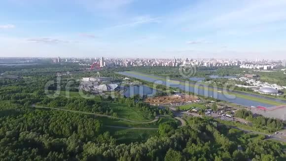在城市公园上空飞行莫斯科市中心的绿树美丽的夜空视频的预览图