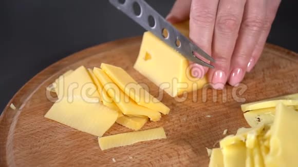 用刀子切硬奶酪慢动作视频的预览图