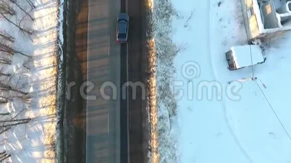 车辆行驶冬季雪林路时从车载摄像头的正面观看录像视频的预览图
