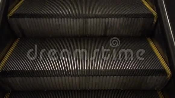 地铁自动扶梯的上升视频的预览图