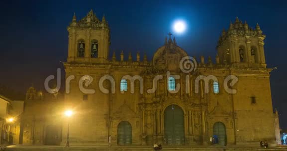 秘鲁库斯科主大教堂上空满月的时间推移视频的预览图