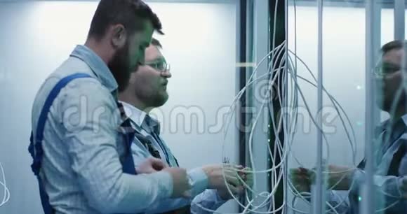 两名男性技术人员在数据中心工作视频的预览图