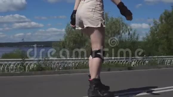 美丽的年轻女子在公园里穿上溜冰鞋4k视频的预览图