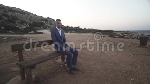 孤独的人坐在长凳上视频的预览图
