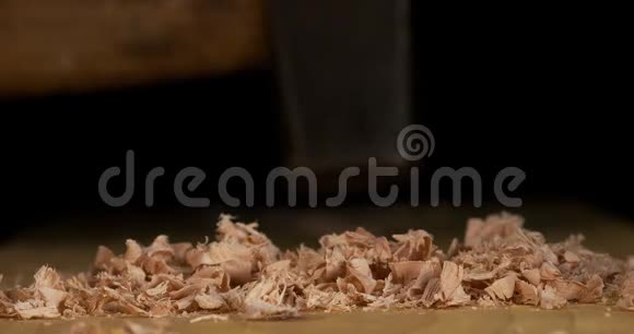落在木板上的木屑慢动作视频的预览图