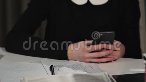 女学生用手机在社交网络中写作在互联网上寻找信息她做她视频的预览图