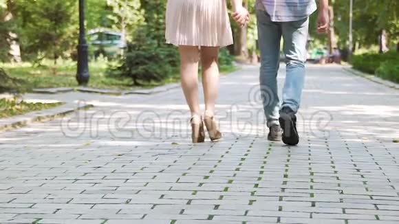 美丽的情侣漫步在夏日公园浪漫的关系初恋视频的预览图