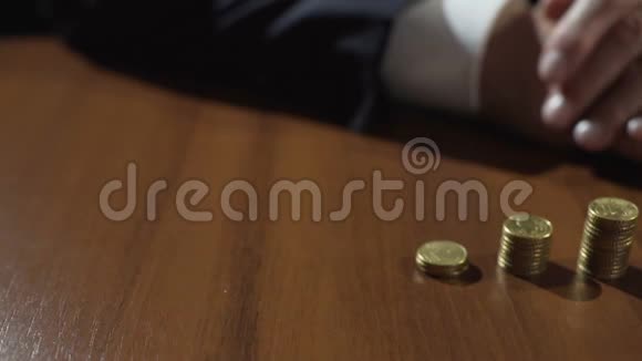 桌上放着一堆硬币和沙漏存款人靠存款赚取利息视频的预览图
