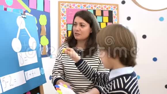 孩子在幼儿园解决数学练习视频的预览图