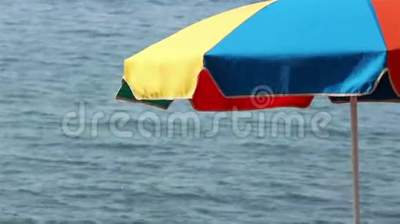 右边的海滩伞视频的预览图