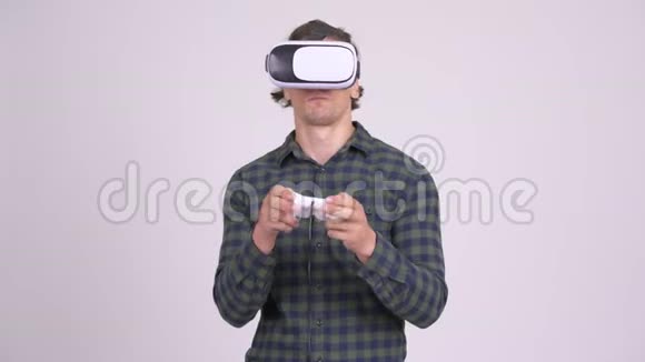 帅哥玩虚拟现实耳机游戏视频的预览图