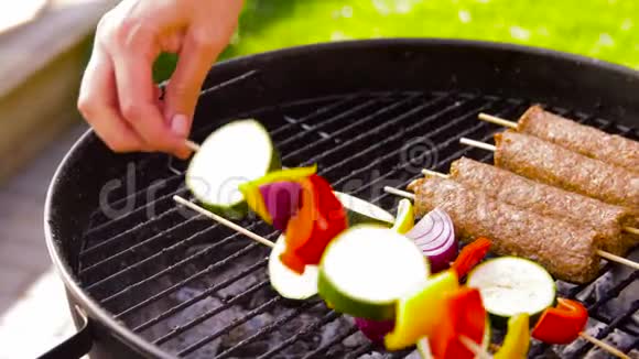 烤肉串肉和蔬菜烤架视频的预览图