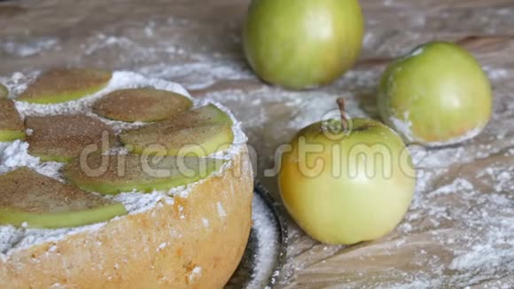 美味的姜饼苹果派夏洛特传统的肉桂和苹果派视频的预览图