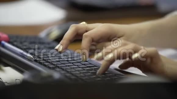 女性在办公室用电脑键盘打字视频的预览图