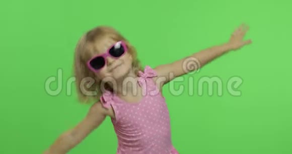 穿粉色泳衣的孩子做运动锻炼女孩健身训练和跳舞视频的预览图