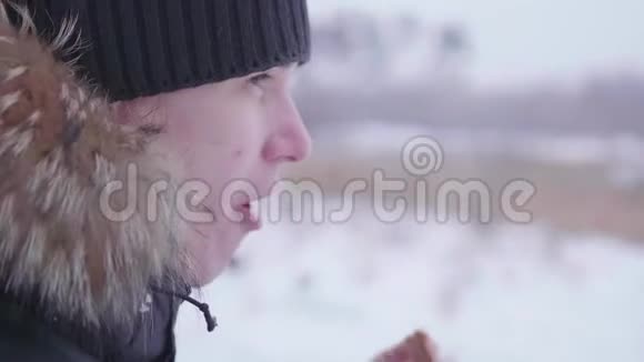 人们在冬天在公园户外喝热茶健康的生活方式户外散步视频的预览图
