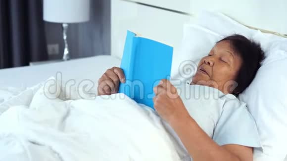 老妇人在床上看书视频的预览图