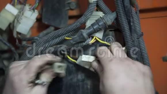 修理车间母线电线的电工视频的预览图