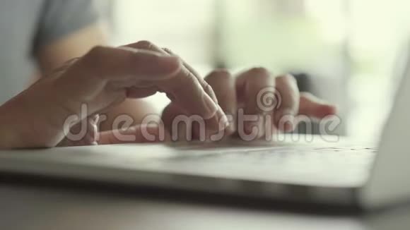 手控笔记本电脑触摸板视频的预览图