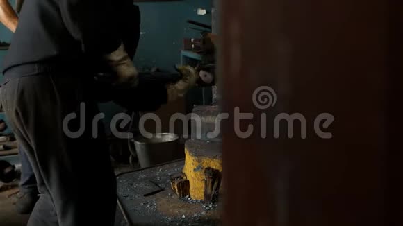 铁匠在锻造机械工程的金属零件铁水和鳞片慢运动铁匠视频的预览图