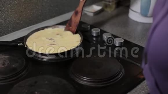 面包烤鸡蛋食物烹饪厨房锅视频的预览图