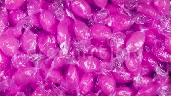 包装纸上的粉色糖果碗视频的预览图