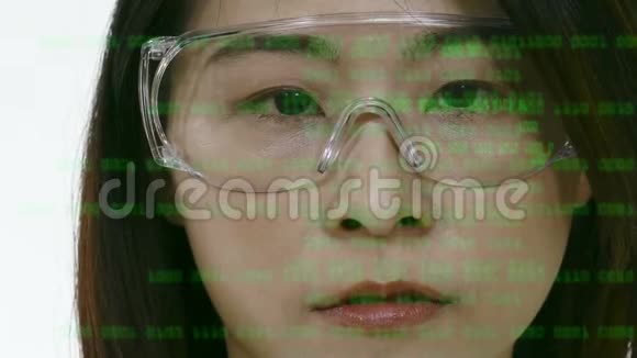 戴安全眼镜看密码的中国女科学家视频的预览图