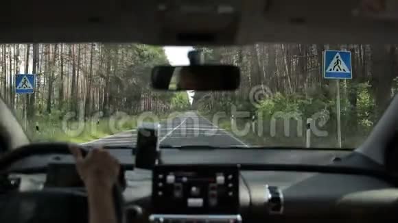 汽车在森林的两条车道上行驶视频的预览图