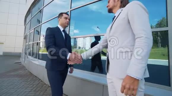 两个商人特写的握手视频的预览图