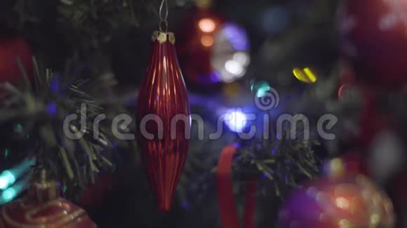 圣诞节玩具冰柱圣诞节和新年装饰摘要模糊的博克假日背景闪烁的加兰视频的预览图
