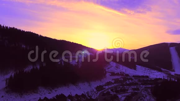 黎明时分的群山黎明时分从空中拍摄美丽的山景与日落镜头向上俯瞰ab视频的预览图