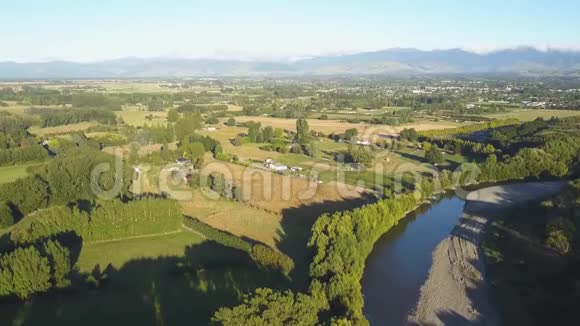 空中新西兰河和葡萄酒之乡4k夹子视频的预览图