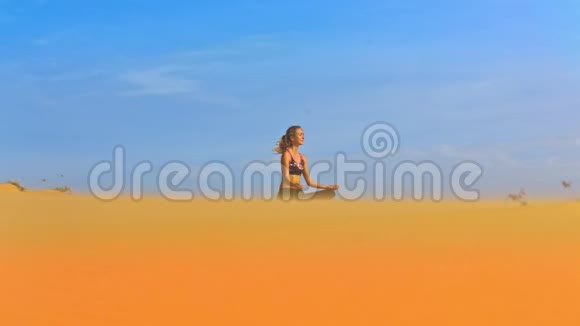 瑜伽女孩金色沙滩蓝天之间的玫瑰花视频的预览图