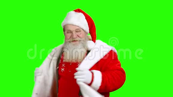 在绿色背景下跳舞的圣诞老人视频的预览图