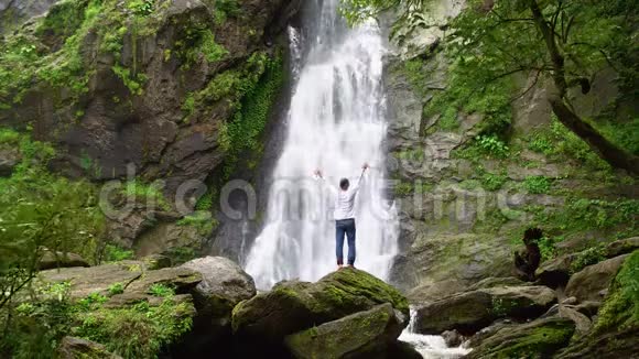 人在国家公园森林中自由放松美丽的瀑布在KhlongLan瀑布视频的预览图