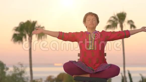 女人在阳光明媚的早晨练习瑜伽和冥想以保持健康视频的预览图