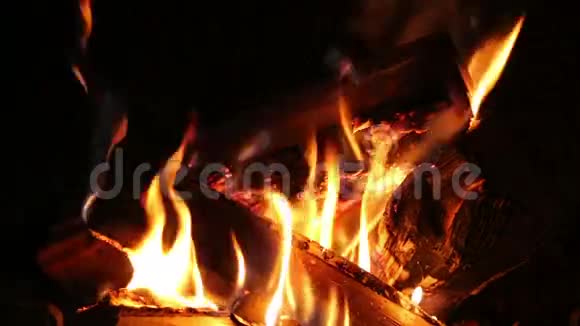 壁炉里的火和木头视频的预览图