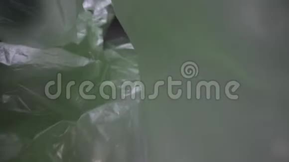 多莉透过一次性塑料袋背景拍摄透明可重复使用的塑料废物塑料回收利用环境问题视频的预览图