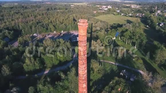 旧石灰厂的烟囱视频的预览图
