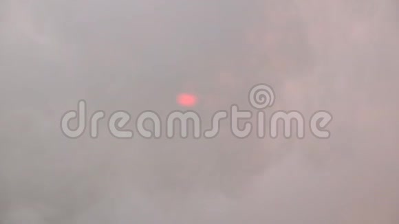 烟雾在模糊的太阳背景上流动视频的预览图