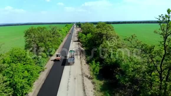 鸟瞰新建沥青路修路交通的一侧铺设了沥青由于修理视频的预览图