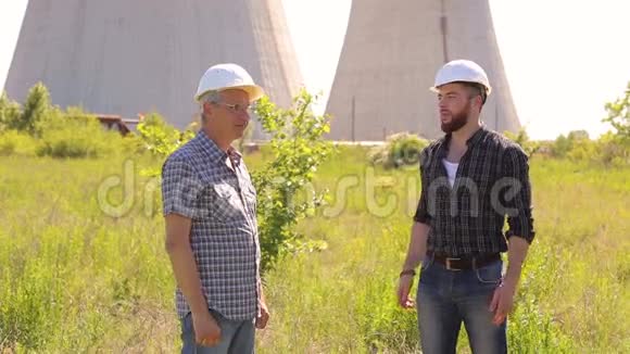 两个戴着安全帽的工程师握手视频的预览图