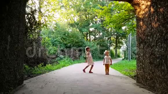 两个小女孩在公园里跳舞慢镜头摄影机视频的预览图