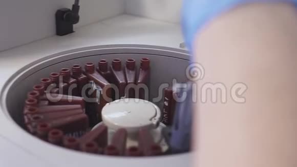 做血液测试的实验室工作人员把管子装进机器里助手把药瓶装进实验室视频的预览图