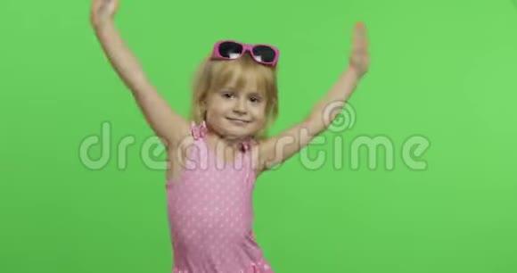 穿粉色泳衣的孩子做运动锻炼女孩健身训练和跳舞视频的预览图