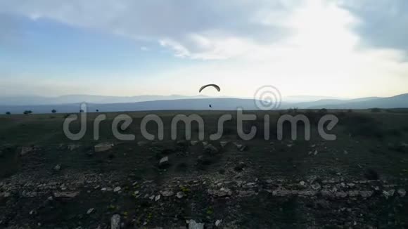 滑翔伞在滑翔伞极限运动比赛中飞越惊人的山脉滑翔伞在空中飞行视频的预览图