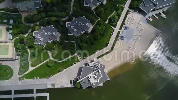 从山顶俯瞰湖岸景色的娱乐综合体婚礼期间飞过餐厅视频的预览图