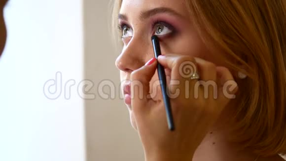 化妆师为客户化妆视频的预览图