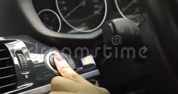 手指按启动发动机按钮视频的预览图