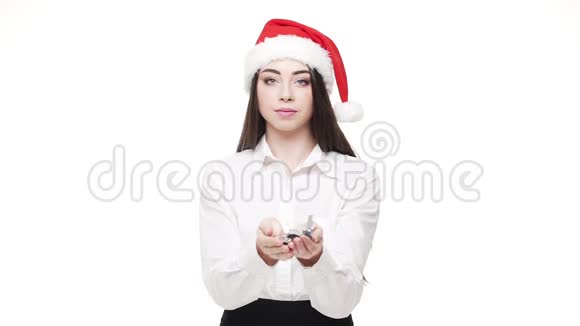 慢动作年轻漂亮的女商人吹着银纸屑庆祝圣诞节和新年视频的预览图